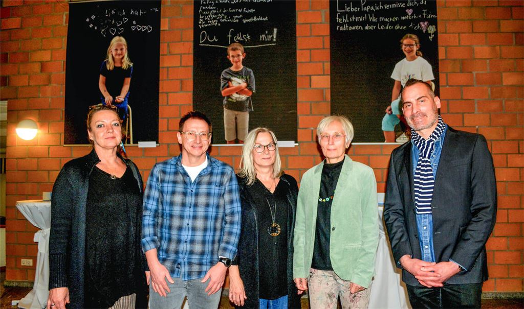 Kreative Trauerarbeit von Kindern und Jugendlichen: Susanne Bosselmann (v. li.), Bernd Rasche, Mylène Zorn, Petra Kreis und Sebastian Seibel laden zu einer ungewöhnlichen und berührenden Ausstellung in das Rathaus in Mühlacker ein. Bild rechts: Der zwölfjährige Konradin vermisst seinen verstorbenen Bruder. Fotos: Stahlfeld