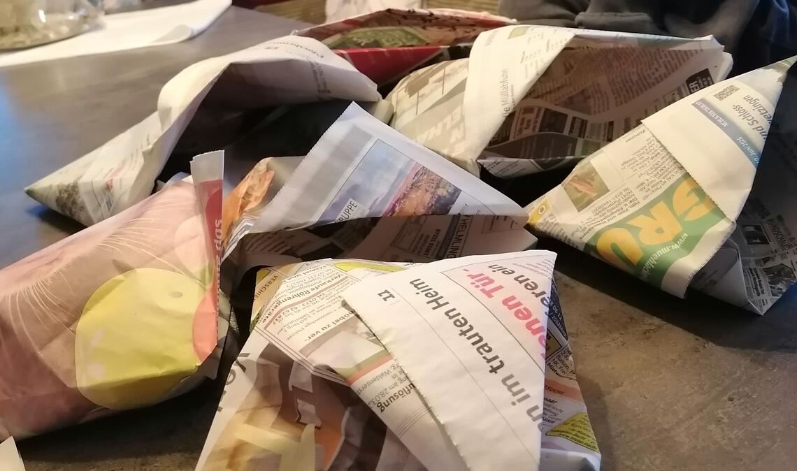 Kreativer Umweltschutz: Bioabfalltüten aus Zeitungspapier. Foto: Enzkreis/M. Burkhard