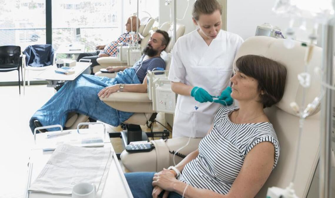 Krebs führt gerade bei Menschen im jüngeren und mittleren Alter seltener zum Tod als noch vor 20 Jahren – dank neuer Behandlungsmethoden.