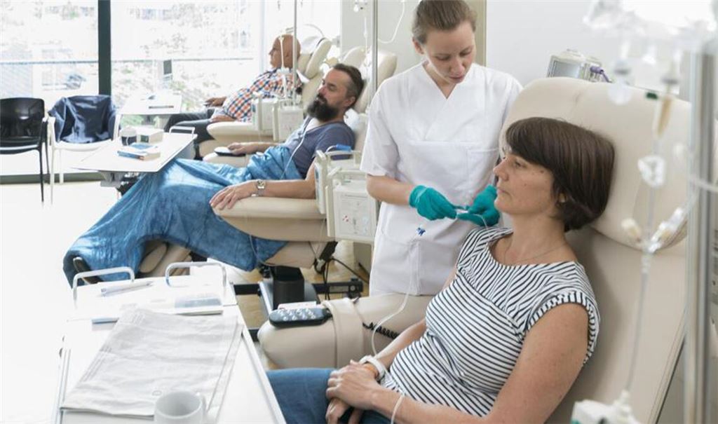 Krebs führt gerade bei Menschen im jüngeren und mittleren Alter seltener zum Tod als noch vor 20 Jahren – dank neuer Behandlungsmethoden.