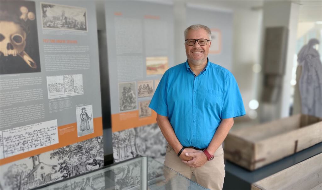 Kreisarchivleiter Konstantin Huber freut sich über das große Interesse, das die Ausstellung zum Dreißigjährigen Krieg in der Region auslöst. Foto: Sabine Drotziger
