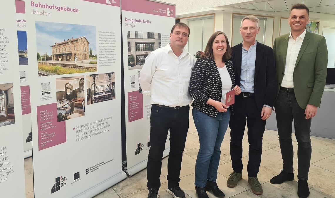 Kreisbaumeister Frank Ritthaler (v. li.), Landrat-Stellvertreterin Dr. Hilde Neidhardt und die Architekten Martin Dürr und Stephan Anders stellen die Präsentation vor. Foto: Peche