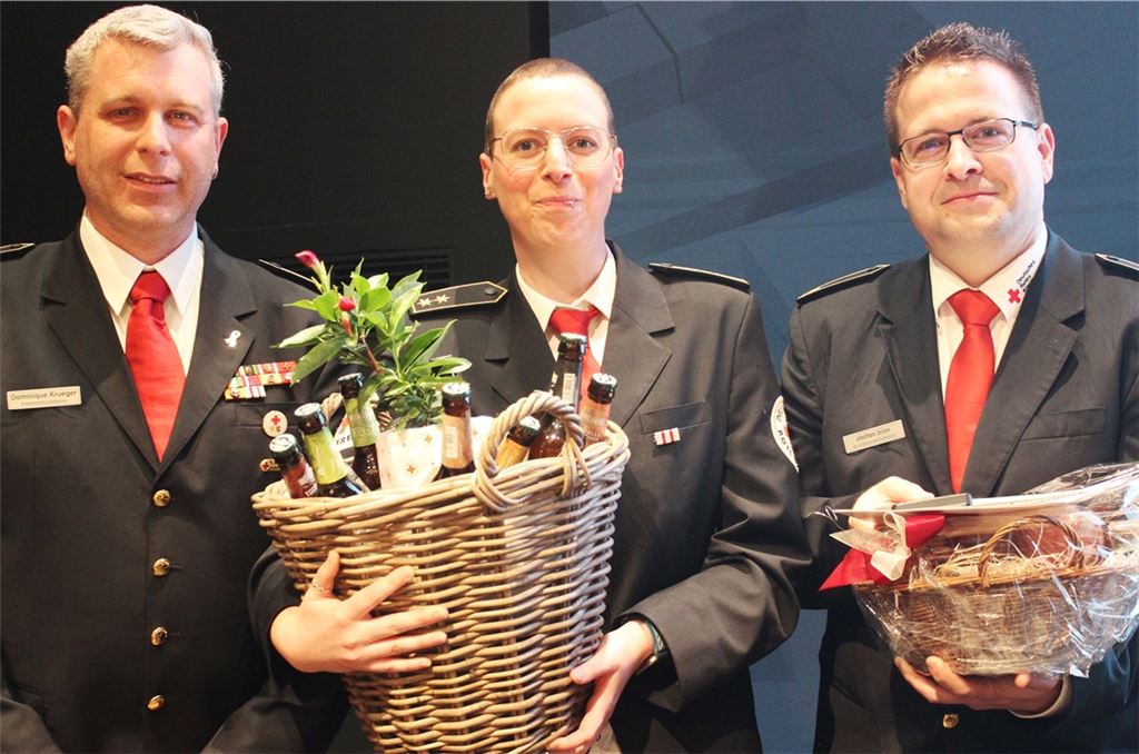 Kreisbereitschaftsleiter Dominique Krueger (li.) verabschiedet Martina Haller und Jochen Irion nach langjähriger Mitarbeit aus dem Team. Foto: DRK-Kreisverband