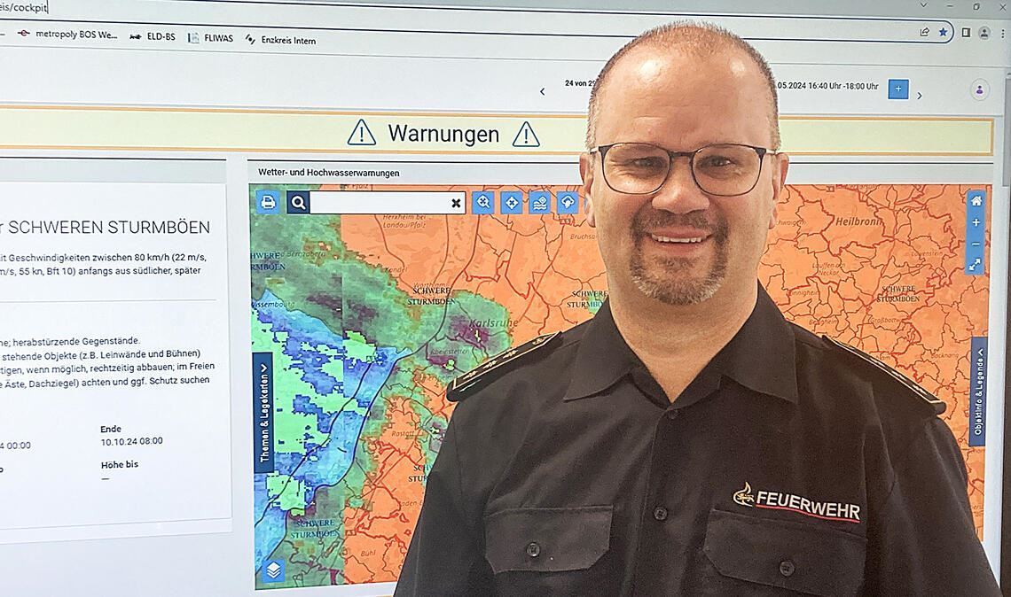 Kreisbrandmeister Carsten Sorg hat Warnmeldungen im Blick, ohne dabei unruhig zu werden. Foto: Landratsamt Enzkreis/Seemann