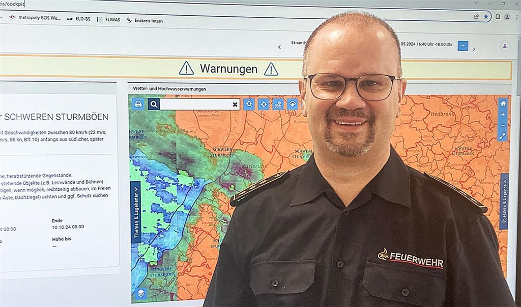 Kreisbrandmeister Carsten Sorg hat Warnmeldungen im Blick, ohne dabei unruhig zu werden. Foto: Landratsamt Enzkreis/Seemann
