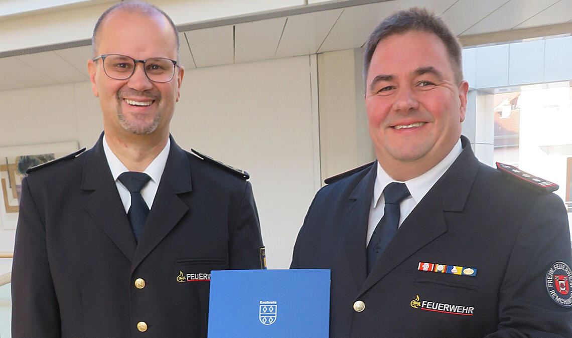Kreisbrandmeister Carsten Sorg (li.) gratuliert seinem neuen Stellvertreter Florian Becker zur Ernennung. Foto: Enzkreis/Burkard