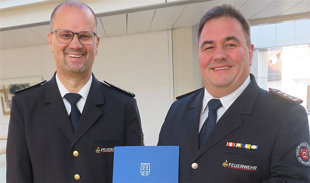 Kreisbrandmeister Carsten Sorg (li.) gratuliert seinem neuen Stellvertreter Florian Becker zur Ernennung. Foto: Enzkreis/Burkard