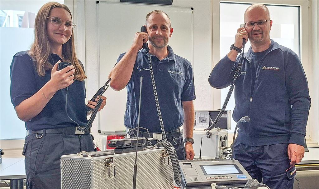Kreisbrandmeister Carsten Sorg (re.) und die beiden Fachleute für Kommunikations- und Alarmierungstechnik im Landratsamt, Boris Bader und Leonie Guth, freuen sich über die neue Funktechnik im Enzkreis. Foto: Enzkreis, Christian Thümmel