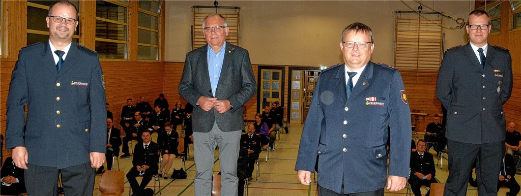 Kreisbrandmeister Carsten Sorg (v.li.) und Bürgermeister Norbert Holme mit dem alten und neuen Kommandanten Jürgen Braun und dessen Stellvertreter Markus Simeit.Foto: Stahlfeld