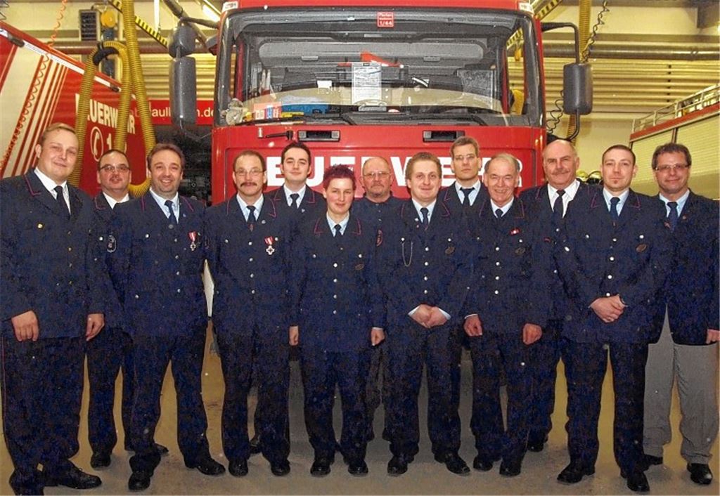 Kreisbrandmeister Christian Spielvogel nimmt mit Maulbronns Gesamtkommandant Martin Gerst (v. li.) und Maulbronns Bürgermeister Andreas Felchle (re.) die Ehrung, Beförderung und Verabschiedung von Feuerwehrleuten der Klosterstädter Wehr vor. 