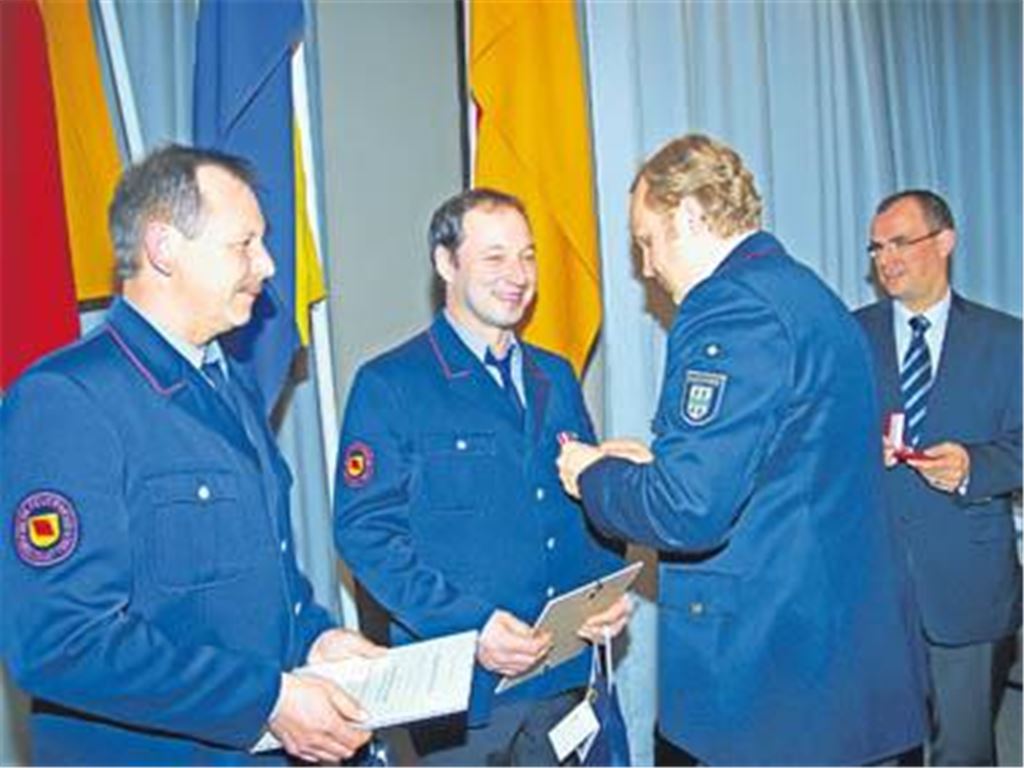 Kreisbrandmeister Christian Spielvogel überreicht in Mühlhausen an Michael Sieber und Gerd Klingel (v. li.) das silberne Feuerwehrehrenzeichen. Rechts OB Frank Schneider. Foto: Filitz