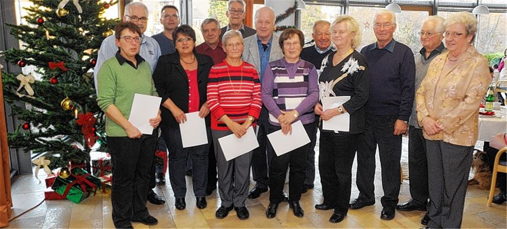 Kreischefin Benda und Ortsvorsitzender Bernhardt (v.re.) ehren treue Mitglieder. 