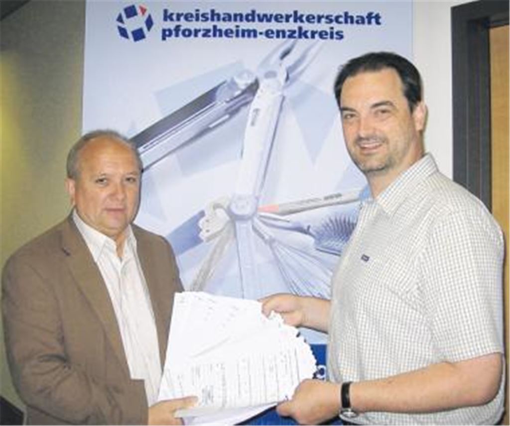 Kreishandwerksmeister Rolf Nagel (li.) und Mathias Morlock, Geschäftsführer der Kreishandwerkerschaft, freuen sich über die starke Beteiligung an der aktuellen Lehrstellenumfrage. Foto: p