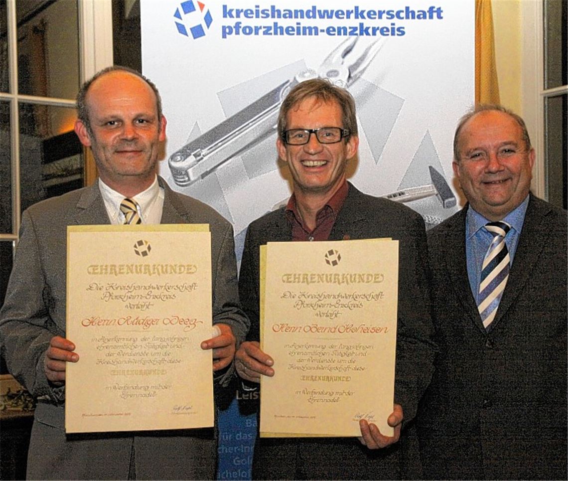 Kreishandwerksmeister Rolf Nagel (re.) ehrt Bernd Hoheisen (Glaserinnung) und Rüdiger Deeg (Stuckateurinnung) für ihr zehnjähriges Engagement als Obermeister ihrer Innungen. Foto: Hansen