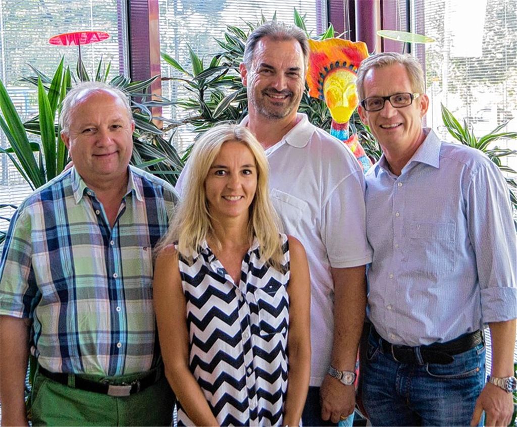 Kreishandwerksmeister Rolf Nagel (v.li.), Geschäftsführer Mathias Morlock, Obermeister Bernd Hoheisen. Vorne Iris Dreyer, Referentin von der Agentur für Arbeit.