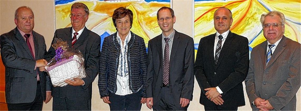 Kreishandwerksmeister Rolf Nagel (v.li.), der ausscheidende Obermeister Wolfgang Ehrich, dessen Frau Elsbeth und Geschäftsführerin der Innung, Ehrichs Nachfolger Gunther Reinhardt, Vize Axel Haberstroh und Hans-Günter Engelsberger von der Handwerkskammer.Foto: Dietrich