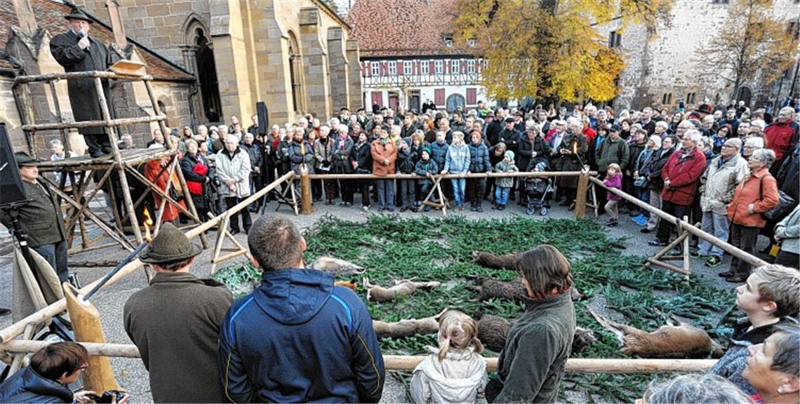 Kreisjägermeister Dieter Krail (li.) geht bei der Hubertusfeier auch auf die geplante Änderung des Landesjagdgesetzes ein.