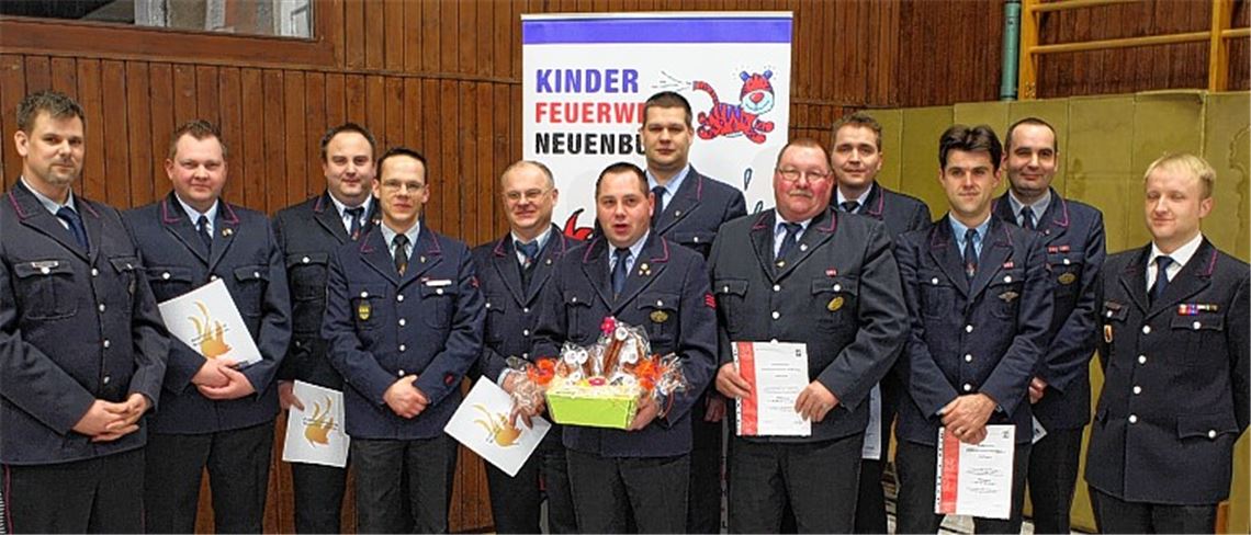 Kreisjugendleiter Claus Gerber (li.) und der stellvertretende Landesjugendleiter Oliver Zwölfer (re.) ehren zahlreiche Jugendleiter für ihr Engagement in der Jugendarbeit der Feuerwehr en.