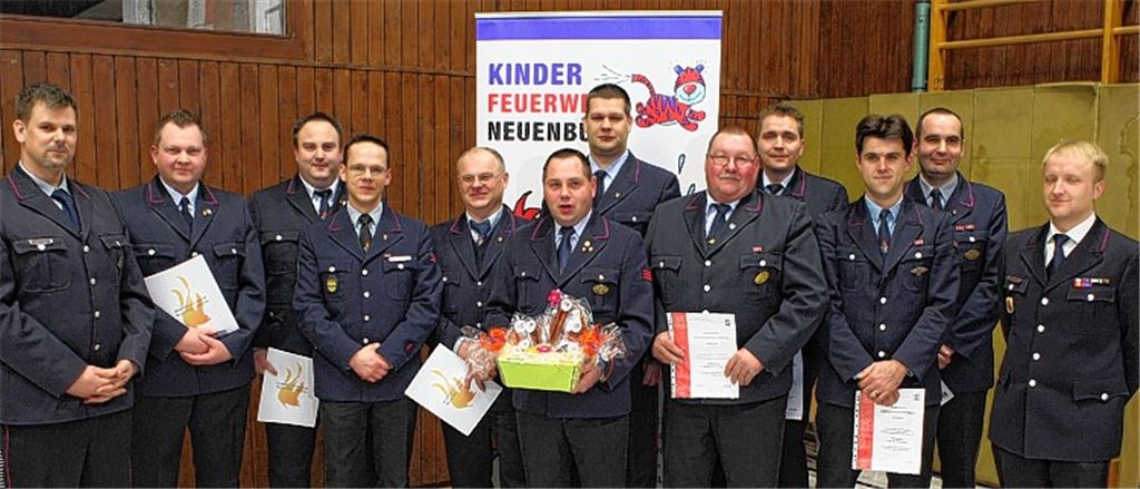 Kreisjugendleiter Claus Gerber (li.) und der stellvertretende Landesjugendleiter Oliver Zwölfer (re.) ehren zahlreiche Jugendleiter für ihr Engagement in der Jugendarbeit der Feuerwehr en.