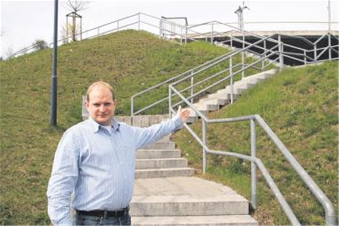 Kreisjugendpfleger Florian Hennig kennt die Treffpunkte von Jugendlichen. Einer ist die Treppe bei der neuen Eisenbahnbrücke. Foto: Sadler