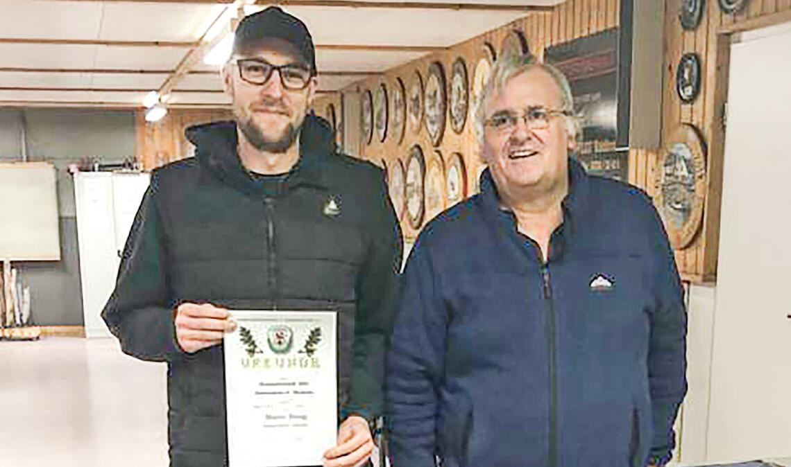 Marco Essig wird Kreismeister Kreismeister Marco Essig (li.) mit dem Kreissportleiter Axel Jost. Foto: privat
