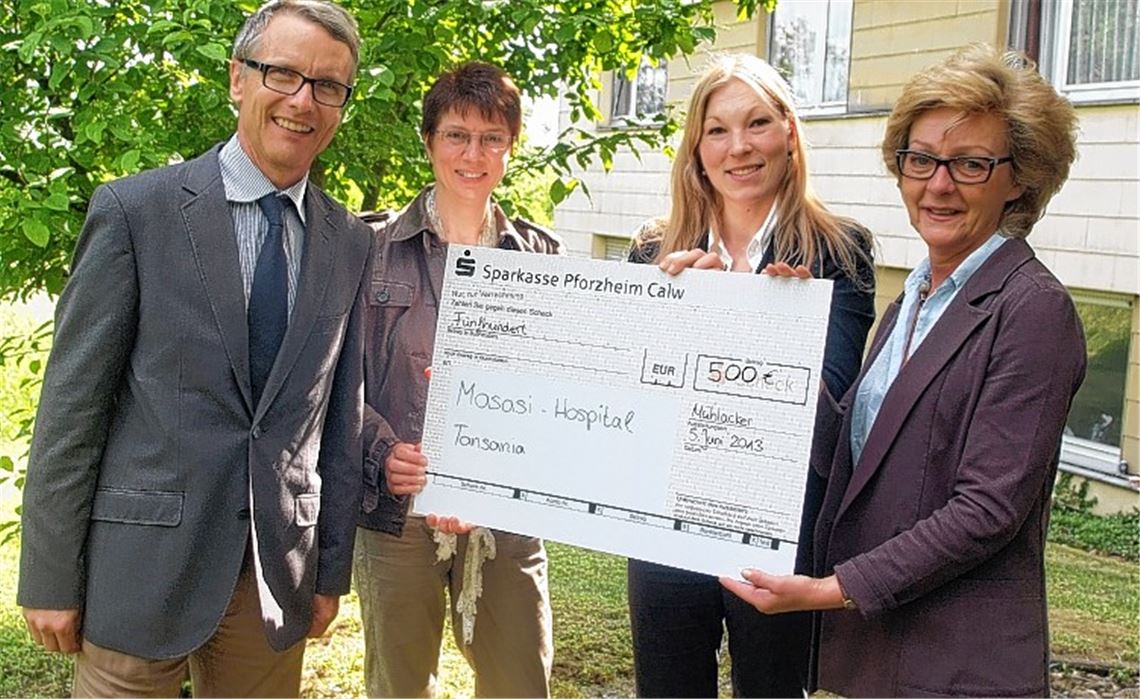 Kreisrat Dr. Till Neugebauer und Angela Gewiese von der Enzkreis-Verwaltung erhalten für die Partnerschaft zum Masasi-Distrikt eine Spende von Katrin Kern und Renate Prager (v.li.) von den Enzkreis-Kliniken Mühlacker.