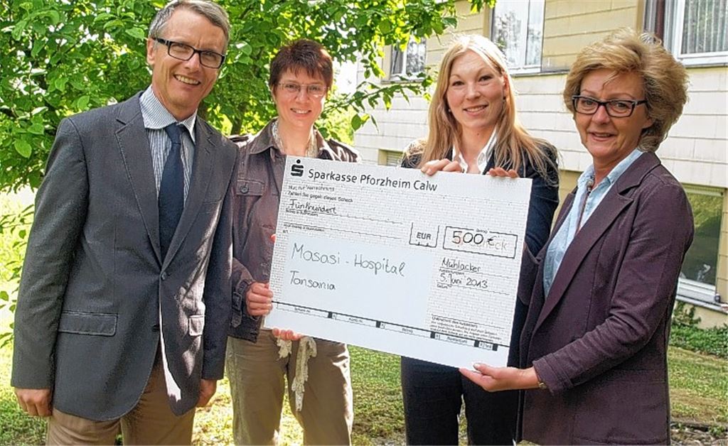 Kreisrat Dr. Till Neugebauer und Angela Gewiese von der Enzkreis-Verwaltung erhalten für die Partnerschaft zum Masasi-Distrikt eine Spende von Katrin Kern und Renate Prager (v.li.) von den Enzkreis-Kliniken Mühlacker.