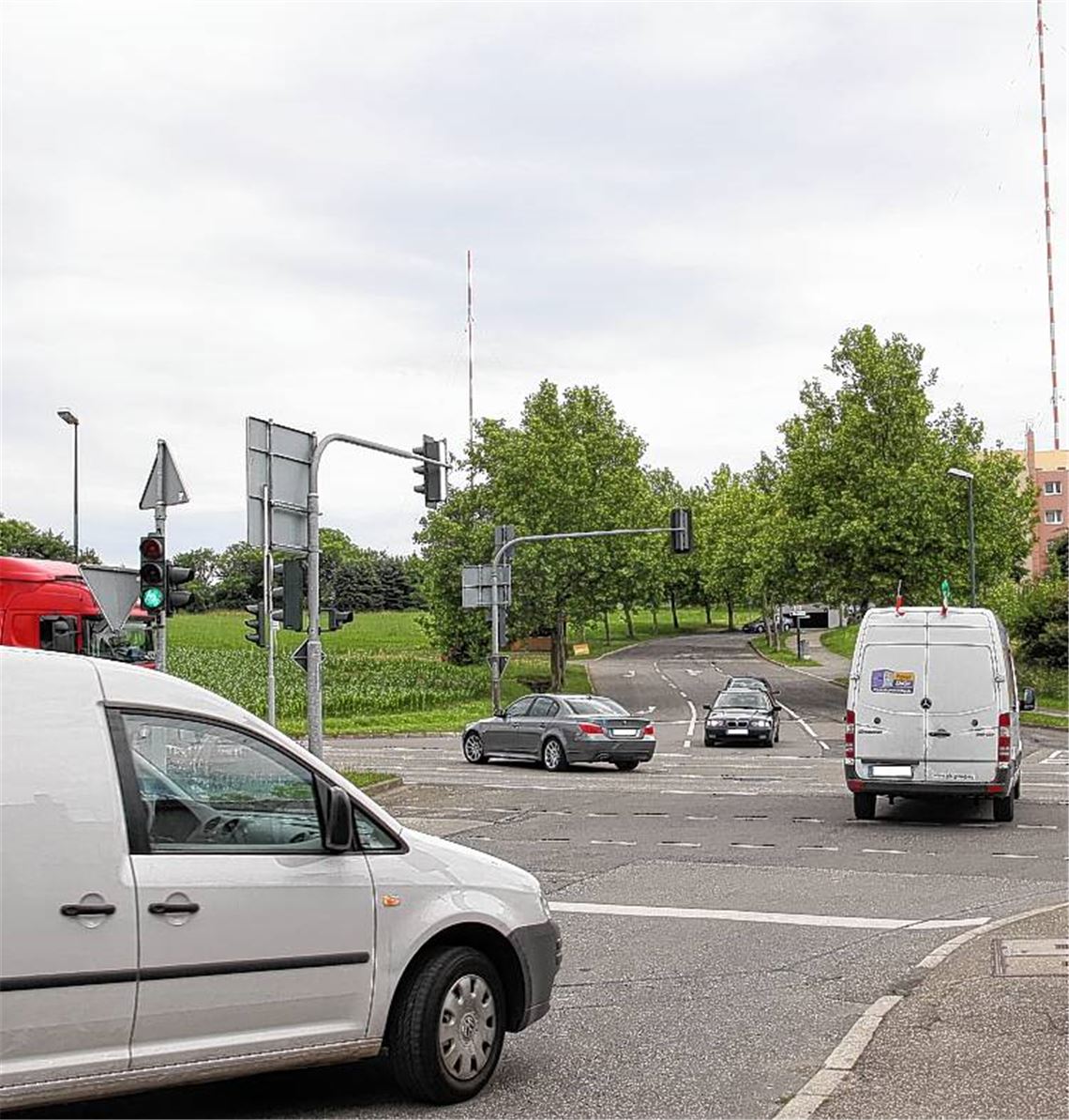 Kreisverkehr statt Kreuzung im Bereich Stuttgarter Straße/Sender-/Uhlandstraße? 