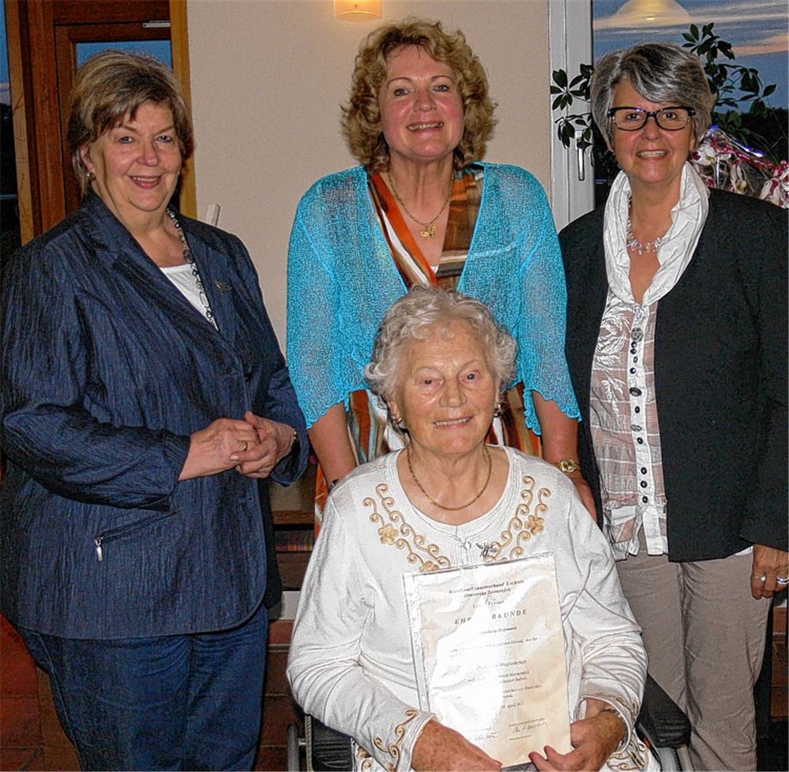 Kreisvorsitzende Margot Bellenbaum (li.) und Vereinsvorsitzende Ellen Angermaier (re.) zeichnen Ingeborg Hofmann (hinten) und Theresia Rathai für 25-jährige Mitgliedschaft im Landfrauenverein Sternenfels aus.