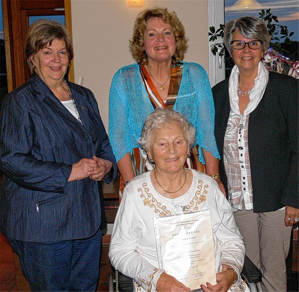Kreisvorsitzende Margot Bellenbaum (li.) und Vereinsvorsitzende Ellen Angermaier (re.) zeichnen Ingeborg Hofmann (hinten) und Theresia Rathai für 25-jährige Mitgliedschaft im Landfrauenverein Sternenfels aus.