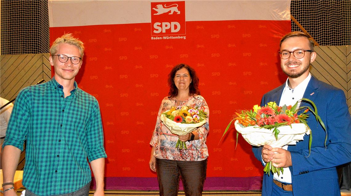 Kreisvorsitzender Paul Renner (li.) gratuliert Ingela Freisler und Michael Hofsäß zur Wahl. Hofsäß soll für die SPD einen Sitz im Landtag erringen. Foto: Stahlfeld