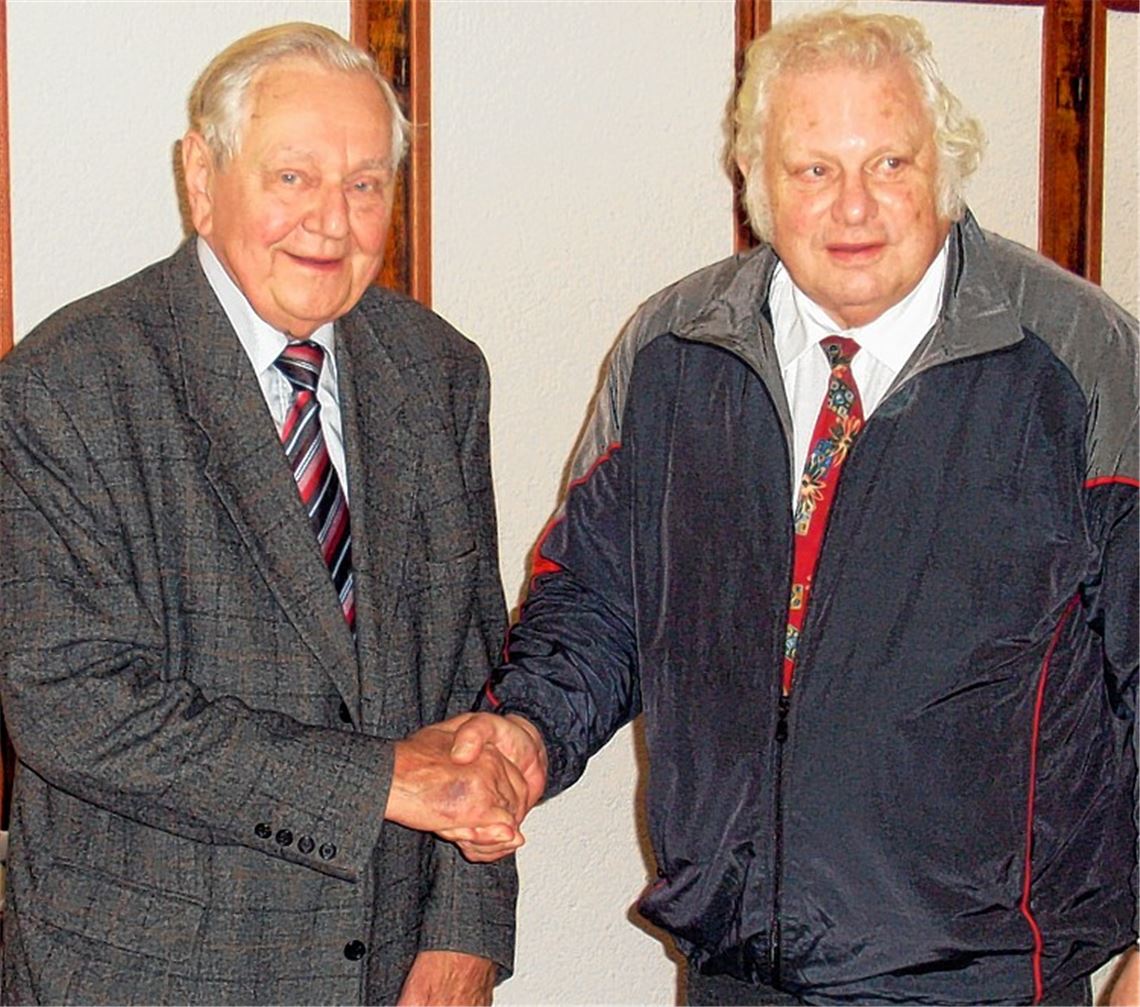 Kreisvorsitzender Wolfgang Mößner (re.) dankt dem Referenten Felix Seitz.