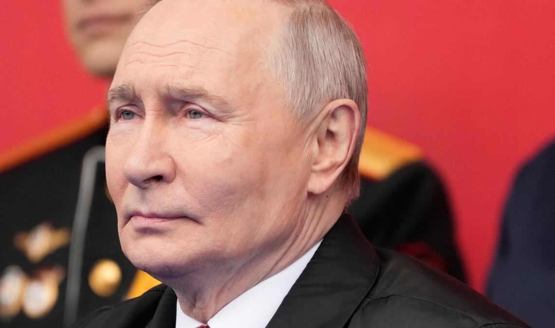 Kremlchef Wladimir Putin konnte nach einer von US-Präsident Donald Trump vermittelten Waffenruhe ungestört die Militärparade auf dem Roten Platz abnehmen.