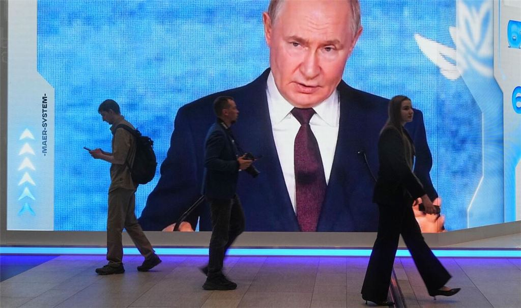 Kremlchef Wladimir Putin weist westliche Warnungen vor einem baldigen Überfall Moskaus auf ein Nato-Land als Unsinn zurück.