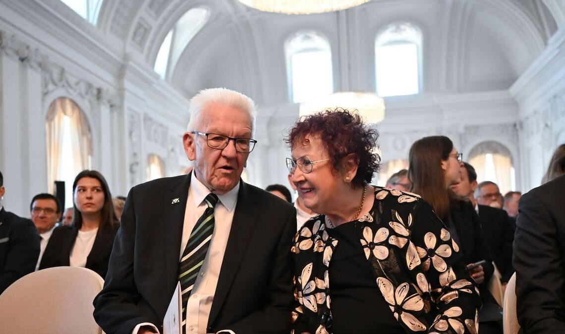 Kretschmann mit Ehefrau Gerlinde in der ersten Reihe.
