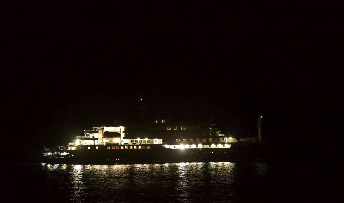 Kreuzfahrtschiff MV Hondius im Dunkeln vor Kap Verde.
