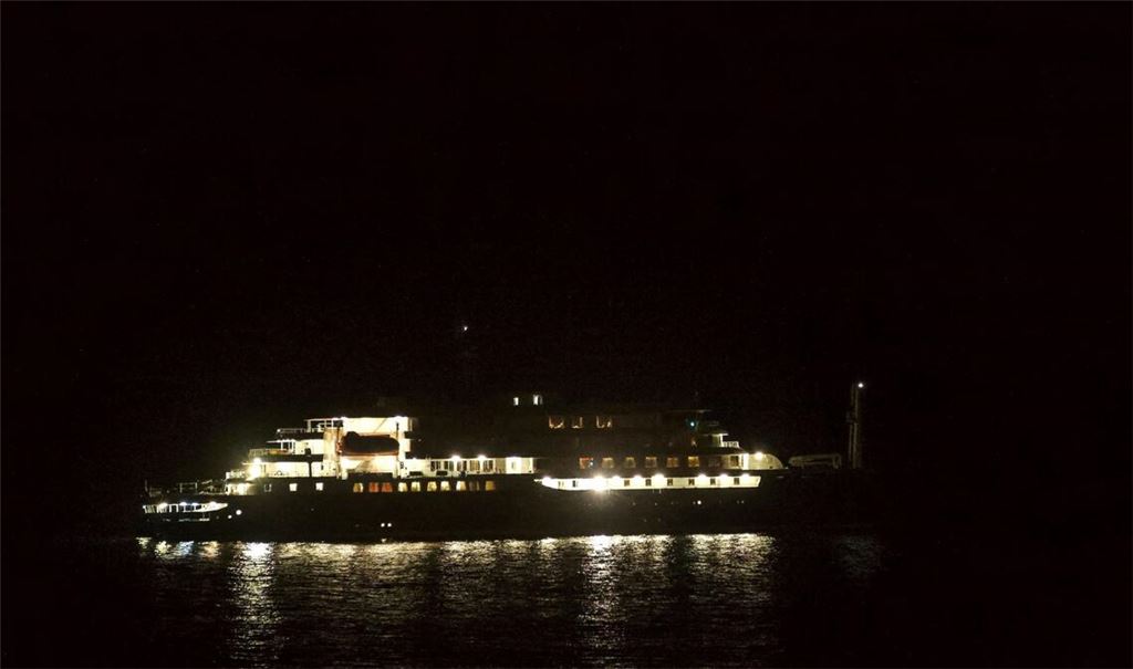 Kreuzfahrtschiff MV Hondius im Dunkeln vor Kap Verde.
