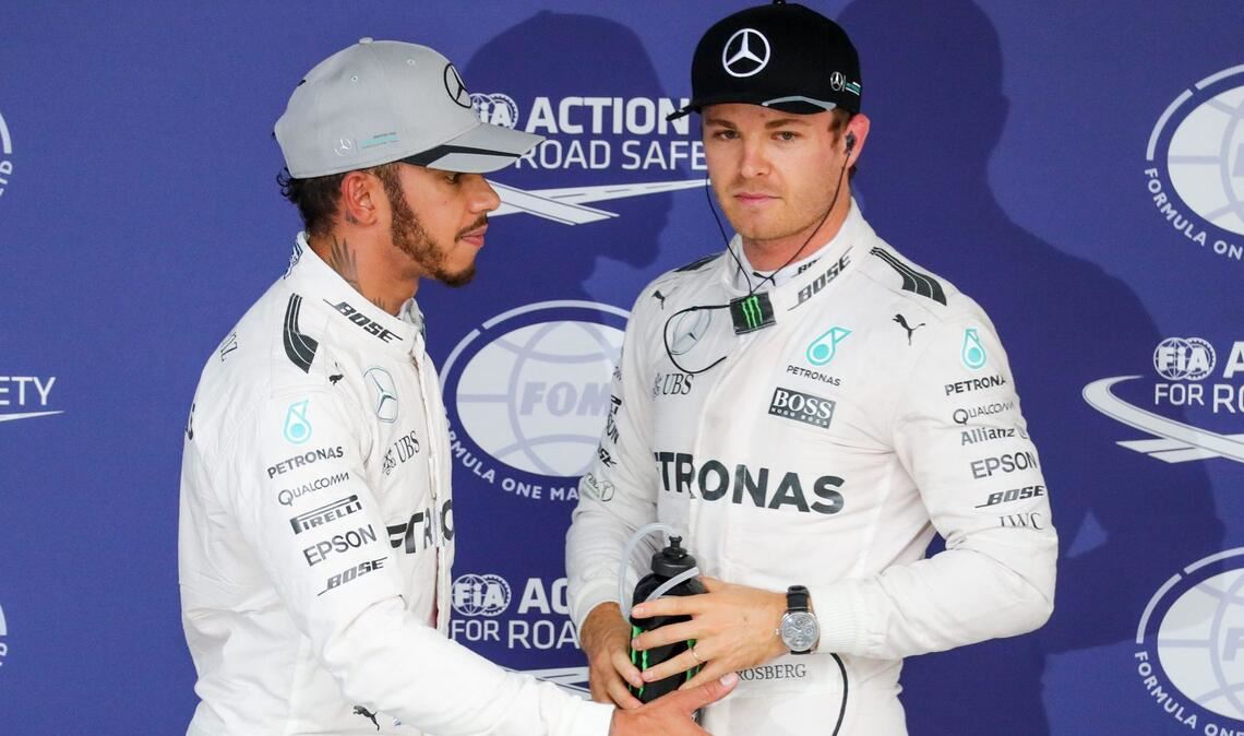 "Krieg der Sterne": Lewis Hamilton (l) und Nico Rosberg lieferten sich einen knallharten Zweikampf. (Archivbild)