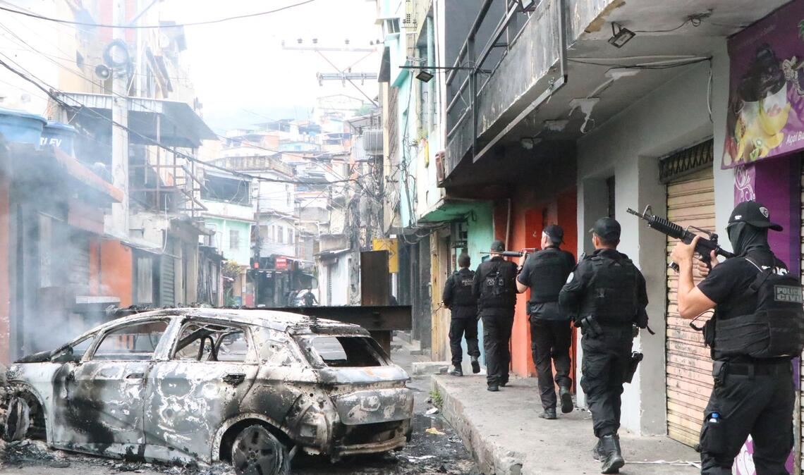 Kriegsähnliche Szenen spielen sich derzeit in den Armenvierteln von Rio de Janeiro ab.