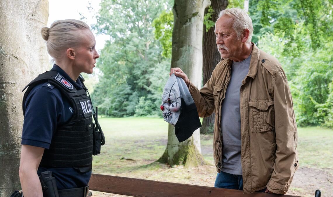 Kriminalkommissar Karl Rogov (Frank Leo Schröder) und Kollegin Grit Klempke (Anne Müller) nebst Clownsmaske