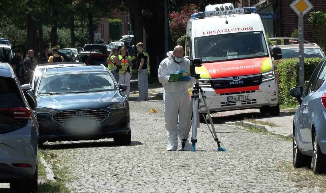 Kriminaltechniker der Polizei sind im Einsatz, um Spuren zu sichern.