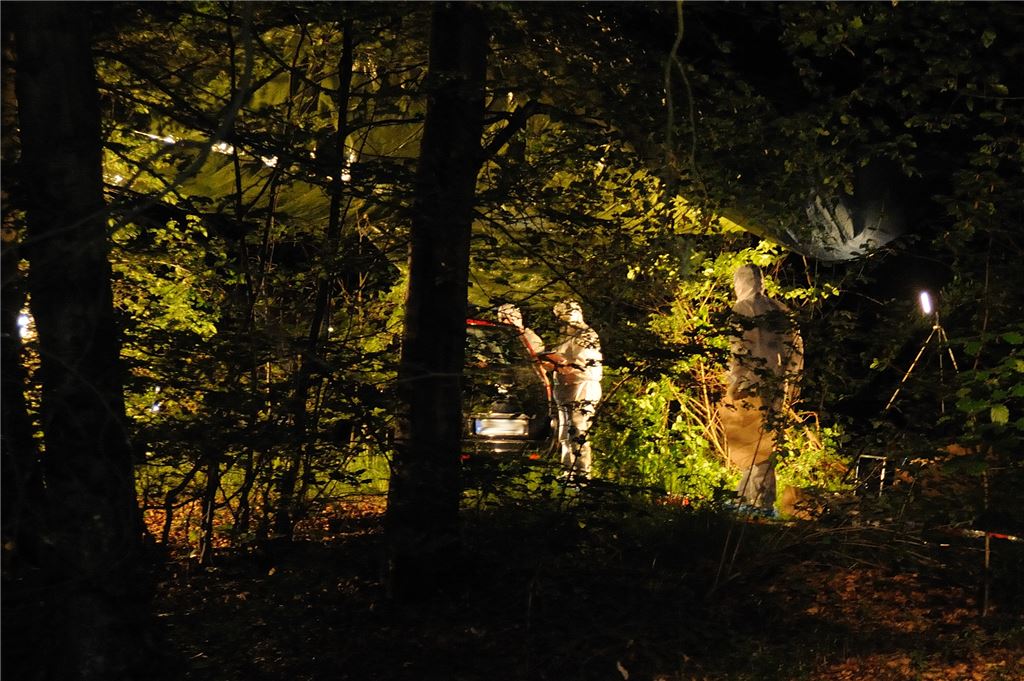 Kriminaltechniker suchen am Fundort der Leichen nach Spuren. Foto: Fotomoment