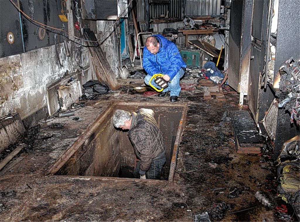 Kriminaltechniker versuchen, der Brandursache auf den Grund zu gehen. Foto: Sadler