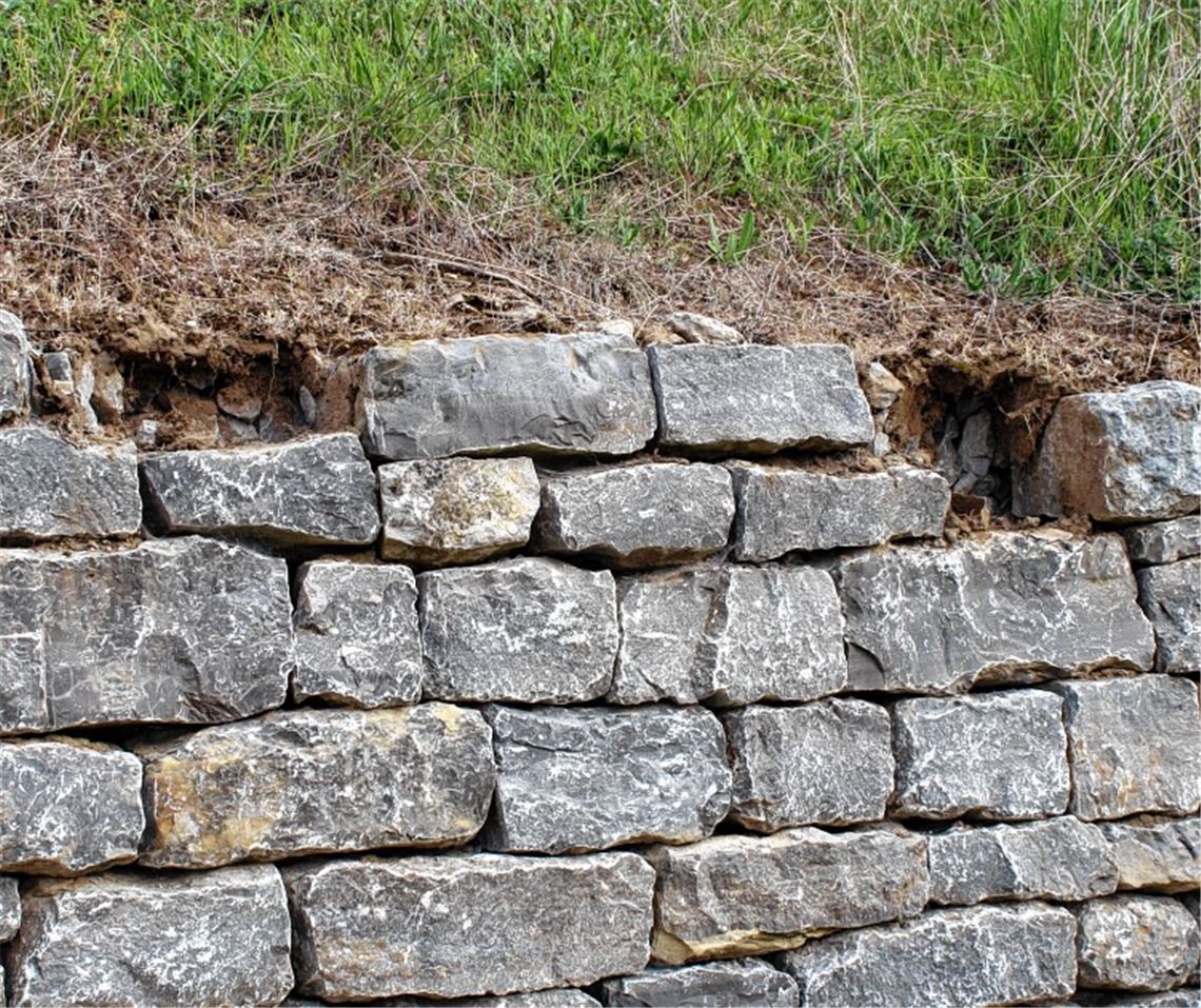 Diebe vergreifen sich an Trockenmauer