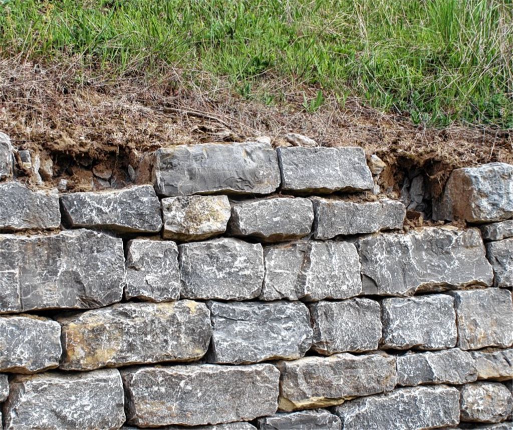 Diebe vergreifen sich an Trockenmauer