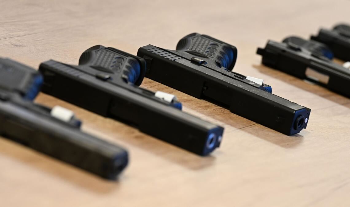 Kriminelle verwenden auch zu scharfen Waffen umgebaute Schreckschusswaffen.