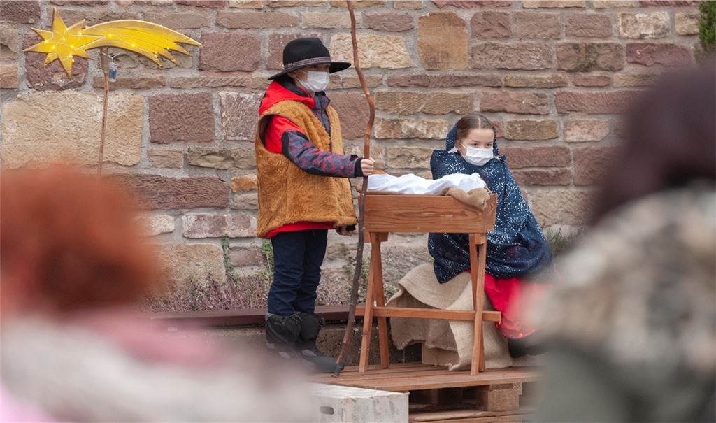 Krippenspiel mit Maskenpflicht: Obwohl die Pandemie auch in diesem Jahr ihren Schatten auf das Weihnachtsfest wirft, finden Gemeinden wie Ötisheim kreative Wege, damit umzugehen – etwa mit einem Corona-konformen Krippenspiel im Freien.Fotos: Fotomoment