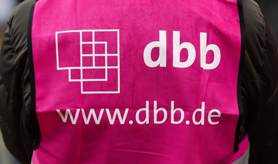 Krisenprämie auch für die Beschäftigten im Öffentlichen Dienst, findet der Deutsche Beamtenbund. (Archivbild)