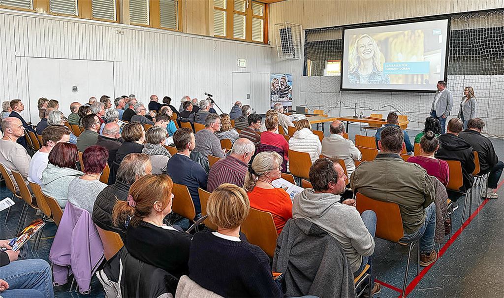 Kristian Kronenwetter und Christina Wächter vom Glasfaserteam der Stadtwerke Pforzheim werben gegenüber der Bürgerschaft für den Breitbandausbau in ihrer Gemeinde.Foto: Gonzalez