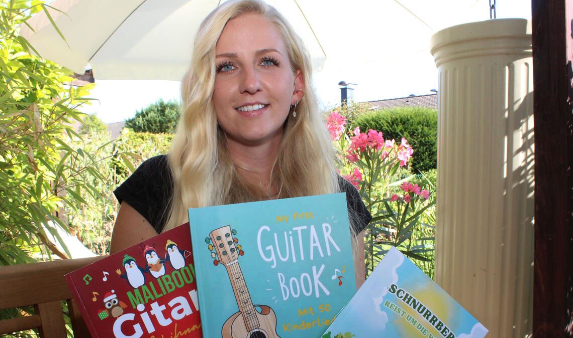 Kristin Schwarzbäcker hat eigene Gitarren-Lehrbücher für Kinder und Malbücher gestaltet und herausgegeben.